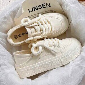 Size 9 - sneakers new woman for dress or casual outfit white color NEW